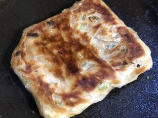 12、手抓饼三明治,煎成两面金黄，鸡蛋熟透就可以了