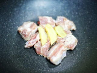 3、【宝宝辅食】胡萝卜玉米排骨汤,加三片姜。