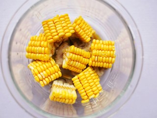 7、【宝宝辅食】胡萝卜玉米排骨汤,玉米