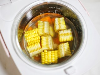 10、【宝宝辅食】胡萝卜玉米排骨汤,放入美的亲子煲中。