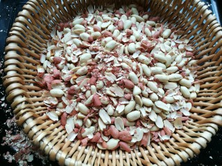 1、花生瓜籽麻糖,用手将花生皮搓掉,然后放入一小筛子中,很轻松就把花生皮筛下来了。