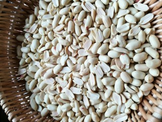 2、花生瓜籽麻糖,筛去皮后的花生白净净的。