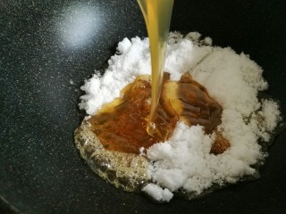 4、花生瓜籽麻糖,炒锅先放入白糖,再倒入麦芽糖。