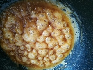 6、花生瓜籽麻糖,慢慢的糖浆变成琥铂色,气泡也逐渐变小。这时候糖浆就熬的差不多好了。