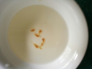 7、花生瓜籽麻糖,可以用一小碗盛上凉水。用筷子蘸上糖浆滴几滴进去,碗里的糖浆如果变硬脆说明糖浆熬好了,如果是软的,需要再继续熬一会儿。