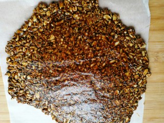 11、花生瓜籽麻糖,然后取下上面的油纸。