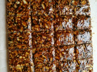 12、花生瓜籽麻糖,趁着温度没凉透,切成长方块或条状。