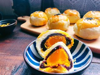 1、酥到掉渣的豆沙蛋黄酥，你要来一个吗？,先来一张成品图，蛋黄酥沙冒油。
