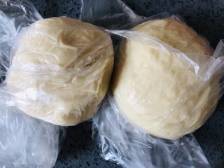3、酥到掉渣的豆沙蛋黄酥，你要来一个吗？,油酥材料混合做成油酥面团。油皮和油酥材料用保鲜膜盖起来，松弛半个小时。天气热的时候油酥可能会黏手，可以适量加点低粉。