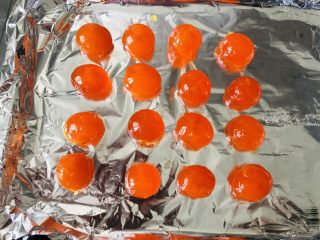 4、酥到掉渣的豆沙蛋黄酥，你要来一个吗？,生鸭蛋取蛋黄，也可以用真空包装的蛋黄，提前用食用油浸泡，用的时候取出来喷点白酒去腥，烤箱烤7.8分钟。