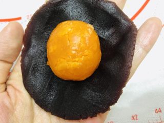 7、酥到掉渣的豆沙蛋黄酥，你要来一个吗？,豆沙馅压开包住鸭蛋黄。