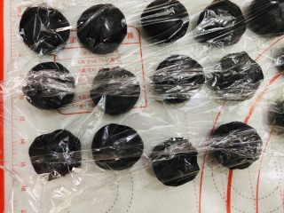 9、酥到掉渣的豆沙蛋黄酥，你要来一个吗？,依次包好所有的馅料，保鲜膜盖好。