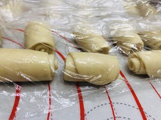 14、酥到掉渣的豆沙蛋黄酥，你要来一个吗？,擀好所有的面团，盖上保鲜膜再次松弛20分钟。