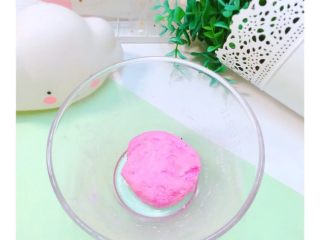 4、火龙果磨牙棒,揉成面团