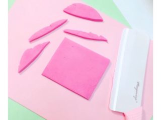 5、火龙果磨牙棒,擀成半厘米厚的面片切掉四边