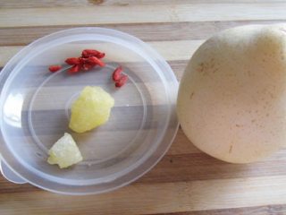 1、冰糖炖雪梨,雪梨一个，冰糖6克，枸杞子3克