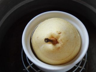 5、冰糖炖雪梨,盖好雪梨盖后上屉蒸1到1.5小时，如果不方便的话也可以把雪花梨切碎在蒸