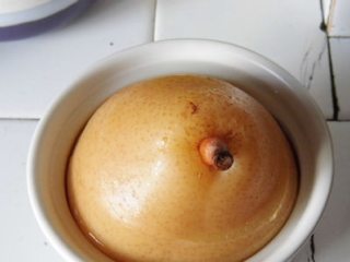 6、冰糖炖雪梨,关火后开盖，就可以食用了