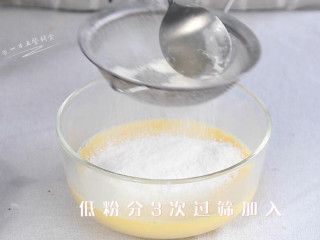 3、青菜华夫饼,再将低粉分3次过筛加入，每次搅拌均匀再加下一次。