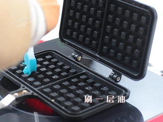 8、青菜华夫饼,刷一层油。