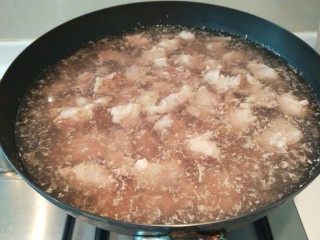 4、炖羊肉,锅中放入清水烧开，倒入羊肉块煮开，