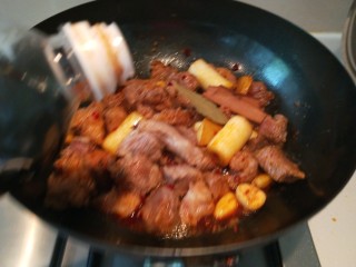 11、炖羊肉,倒入15克生抽加入干橘子皮，加一壶开水。