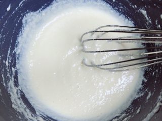 5、豆浆布丁,用打蛋器将豆腐打碎。