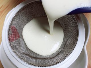 12、豆浆布丁,用筛网过滤3次。