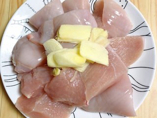 2、手撕鸡胸肉,将鸡胸肉切成4-5厘米的段儿、姜切片儿待用。