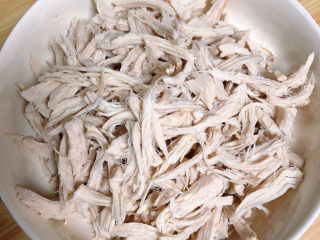 8、手撕鸡胸肉,将鸡胸肉手撕成小条。