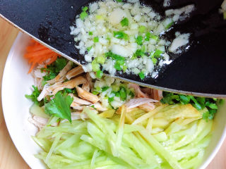 13、手撕鸡胸肉,将葱蒜油倒入鸡丝中。