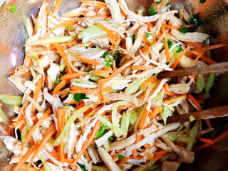 14、手撕鸡胸肉,将鸡胸肉丝拌均匀，即可盛盘上桌了。