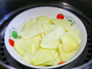 1、【圣诞美食】西兰花土豆泥圣诞树,土豆去皮切片上锅蒸熟。