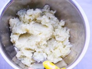 2、【圣诞美食】西兰花土豆泥圣诞树,蒸熟的土豆用勺背压成泥。