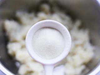 3、【圣诞美食】西兰花土豆泥圣诞树,加入奶粉，盐，胡椒粉。