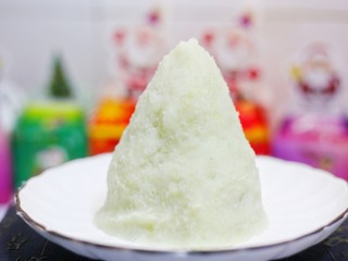 8、【圣诞美食】西兰花土豆泥圣诞树,将处理好的土豆堆成尖尖的锥形。