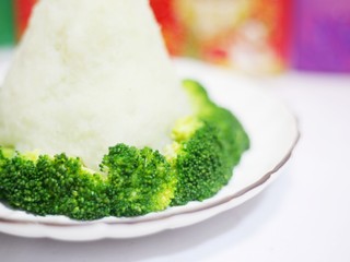9、【圣诞美食】西兰花土豆泥圣诞树,处理好的西兰花从土豆底层环绕堆放整齐，根部插入土豆泥中，一层一层往上叠起。