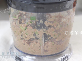 3、羊肉小水饺,再加一个蛋白一起搅打成羊肉馅。