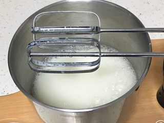 1、草莓酱蛋糕卷,鸡蛋分离出蛋白和蛋黄，蛋白用打蛋器高速搅打30圈，蛋白出现鱼眼泡，加入30克细砂糖。