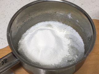 5、草莓酱蛋糕卷,过筛低筋粉，继续搅打十几秒，变成浓稠的糊状。
