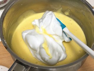 8、草莓酱蛋糕卷,取三分之一的蛋白进蛋黄糊中。