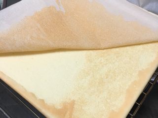 14、草莓酱蛋糕卷,烤完立即倒扣，掀掉烤盘纸。