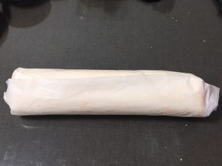 16、草莓酱蛋糕卷,顺势卷起来，放入冰箱冷冻一小时定型。