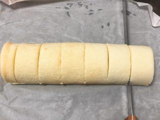 17、草莓酱蛋糕卷,用细齿刀切片，细齿刀烫一下切得就光滑。