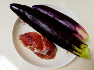 1、炸茄盒,准备主料，茄子两个，梅花肉一块。