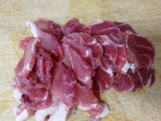 3、炸茄盒,梅花肉切薄片。