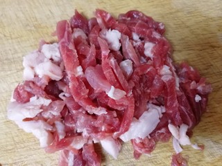 4、炸茄盒,再切条。