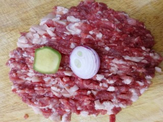 6、炸茄盒,放一片生姜，半个小圆葱。