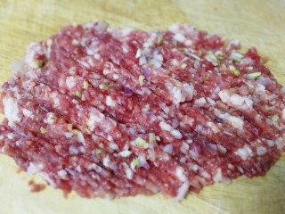7、炸茄盒,和肉馅一起切碎。