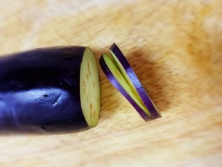 9、炸茄盒,茄子去掉两头，切厚片，中间切开，底部不切断。